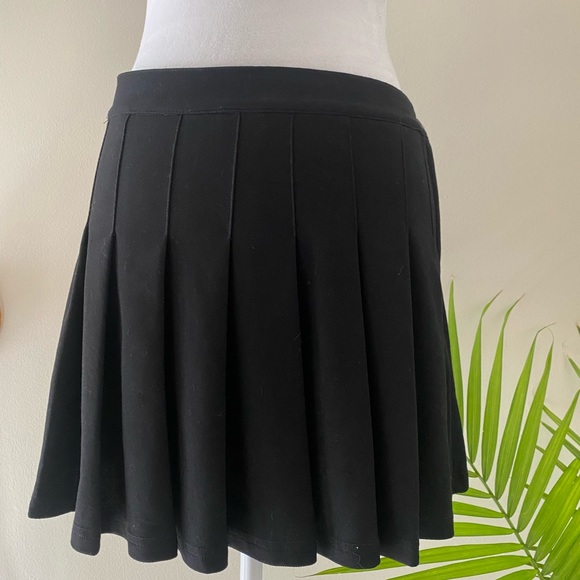 MOD REF Pleated black miniskirt - Picture 1 of 7